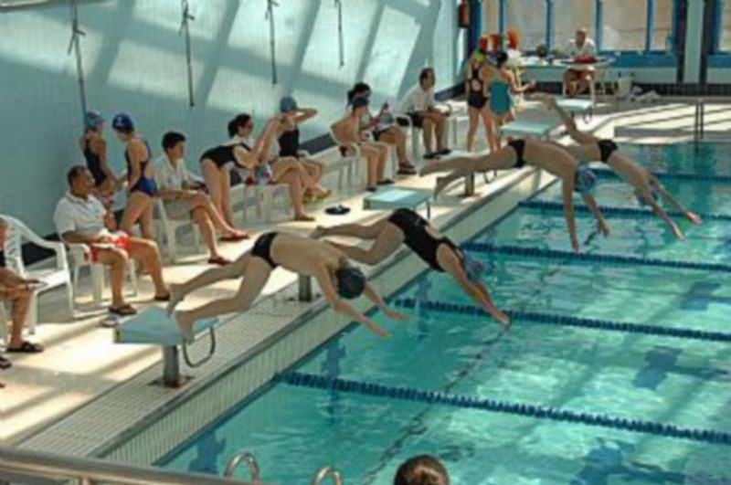 Las piscina cubierta ha visto incrementada su oferta con cursos de aquatonyc