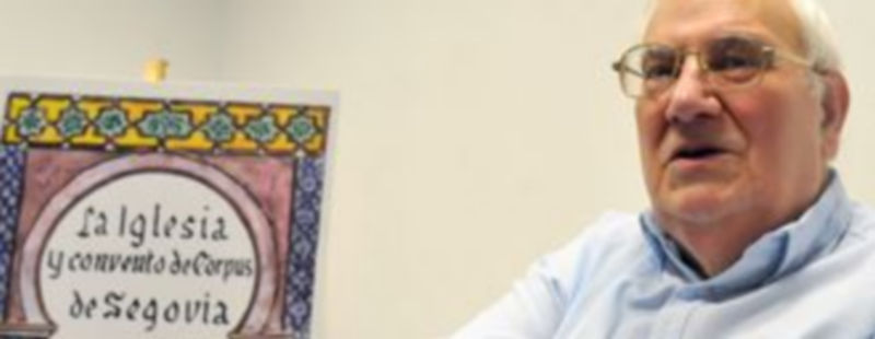 Santos San Cristóbal muestra el libro al que ha dedicado años de trabajo./J. Martín