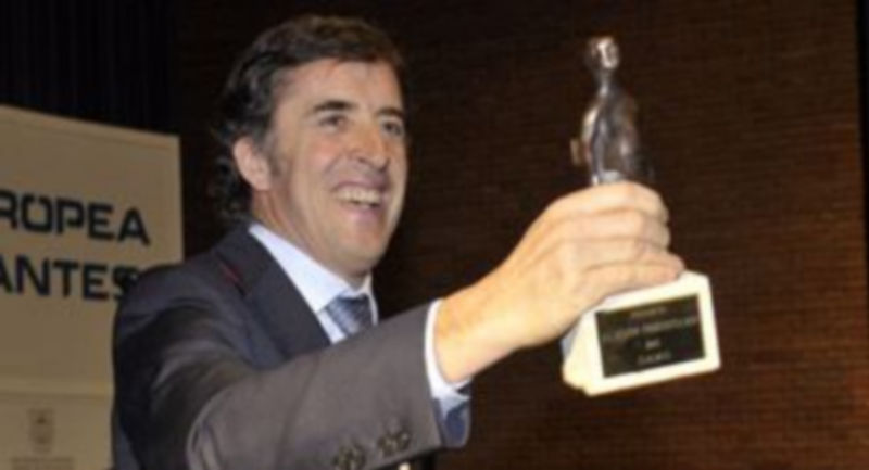 Pedro Delgado muestra su trofeo a los presentes en el salón de actos de la Universidad Miguel de Cervantes./ juan martín
