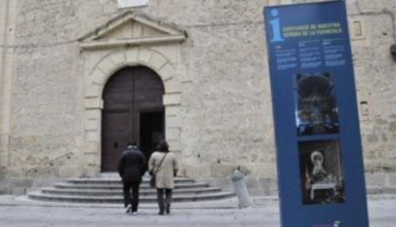 Un Santuario demasiado solo 1 Dos mujeres se dirigen al templo instantes después de su apertura ayer a las nueve de la mañana. / Juan Martín.