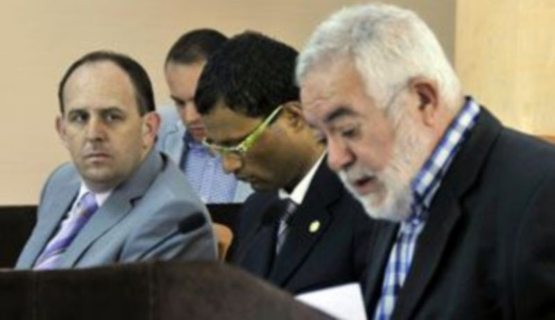 Aceves (izq.) escucha una intervención de Jesús Bravo. / Juan Martín