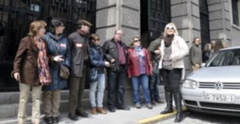 Imagen de la concentración de empleados de la Administración de Justicia ayer en Segovia. / Juan Martín