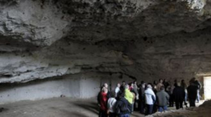 Una de las ‘cuevas champiñoneras’ fue el objeto de la visita realizada ayer por los segovianos que participaron en esta actividad. / Juan Martín