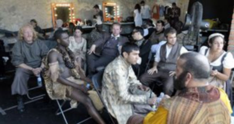 Los figurantes del anuncio esperan su turno en una de las salas habilitadas como camerino. / J. Martín