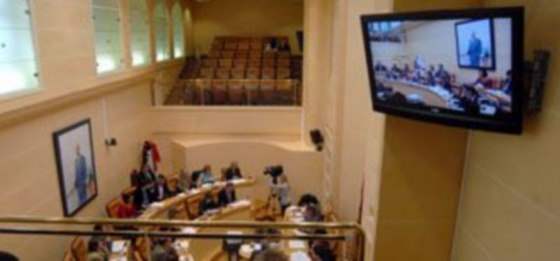 Los plenos pueden seguirse en directo a través de la televisión web municipal./JUAN MARTÍN