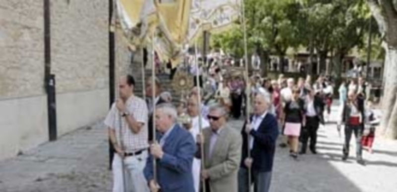 Muchos son los vecinos que cada año acompañan al Santísimo cuando sale en procesión por el barrio. / Juan Martín