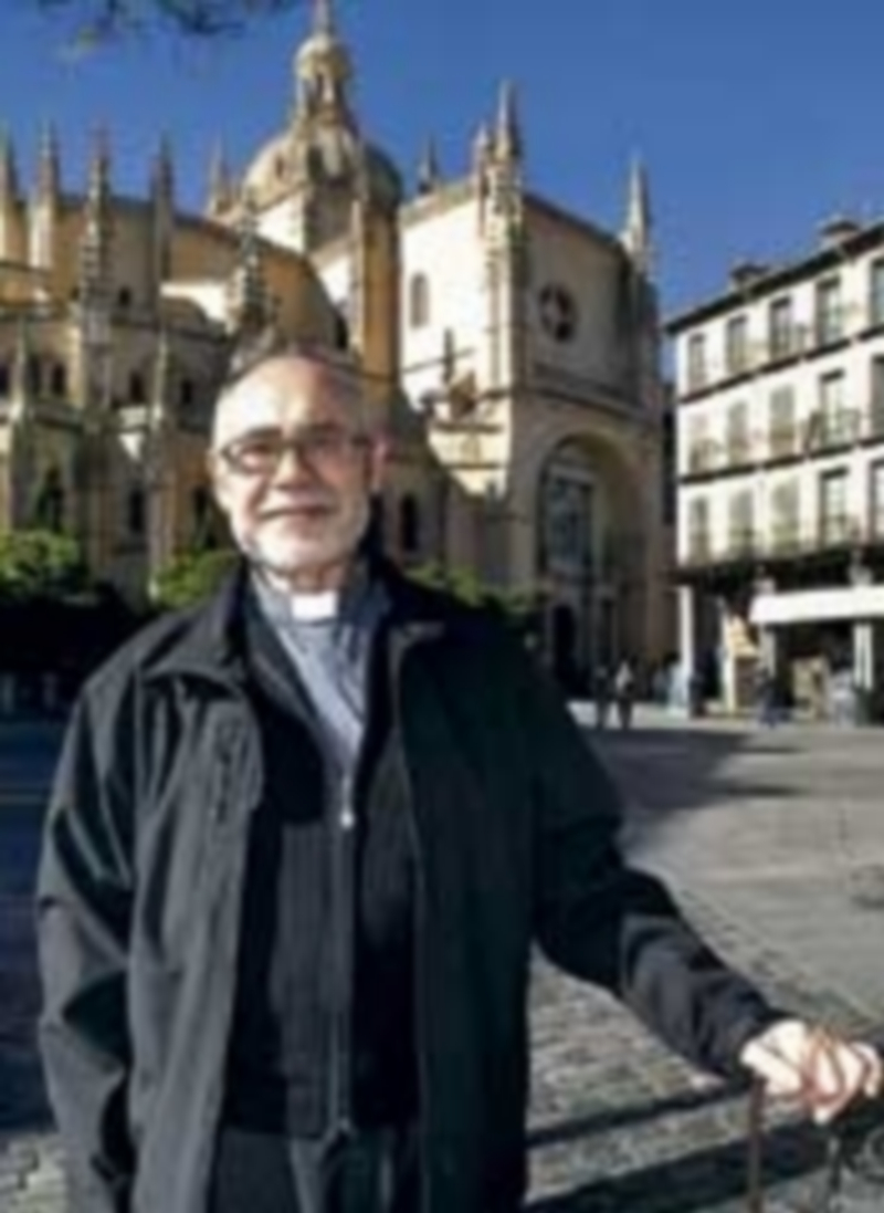 José Antonio Velasco posa frente a la puerta de San Frutos de la Catedral./ J. Martín