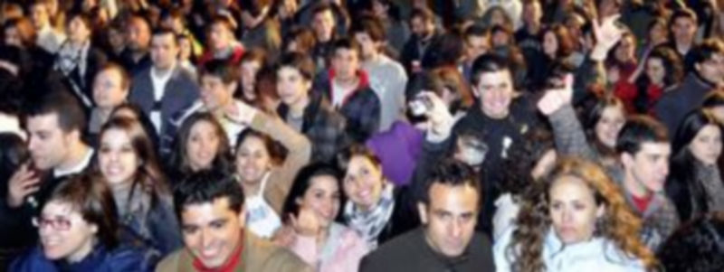 La lluvia y el frío no pudieron con el entusiasmo del público. Más de 5.000 personas disfrutaron en la ciudad deportiva de La Albuera de las canciones de Fito y Fitipaldis. / Juan Martín