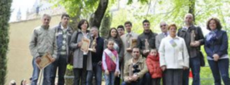 Los galardonados posaron en la tradicional ‘foto de familia’ junto a la reina y romeras de las fiestas. / Juan Martín
