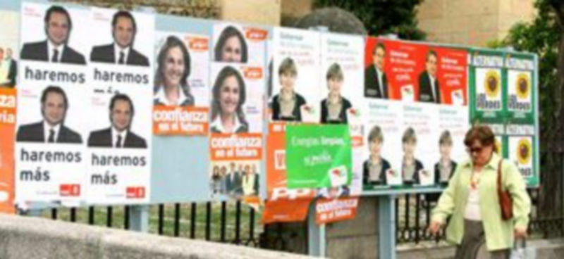 Panel electoral colocado en un céntrico espacio de la capital segoviana en mayo de 2007. / Fernando Peñalosa