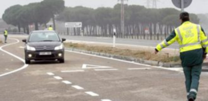 Un agente de la Guardia Civil de Tráfico manda parar a un vehículo para realizar un control. / Ical