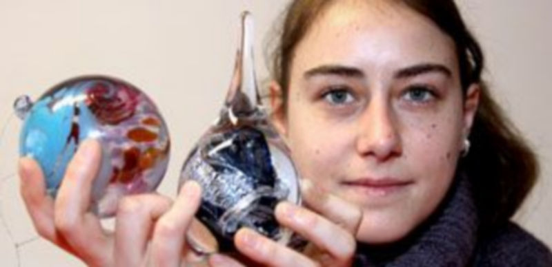 Alba muestra dos de su creaciones en cristal. Su proyecto es hacerlas y exponerlas en Segovia. / Ical