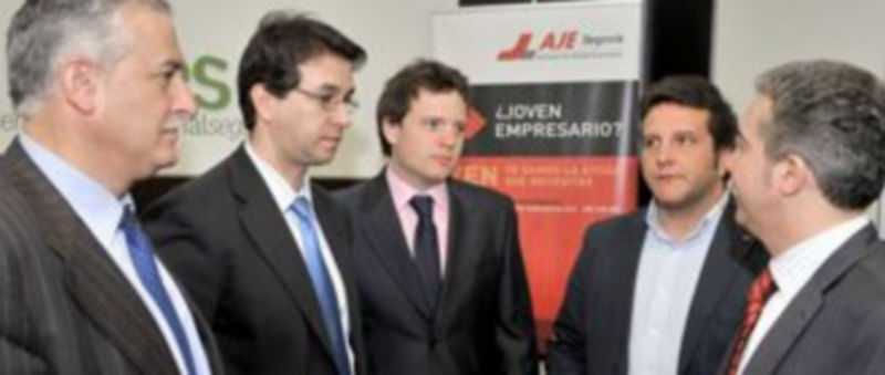 Responsables de FES y de la Asociación de Jóvenes Empresarios (AJE)