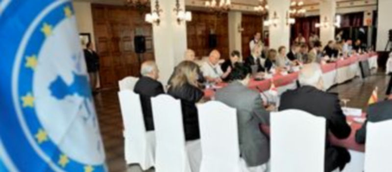 Reunión de representantes de 28 países que rubricaron el Acuerdo de Schengen./Kamarero