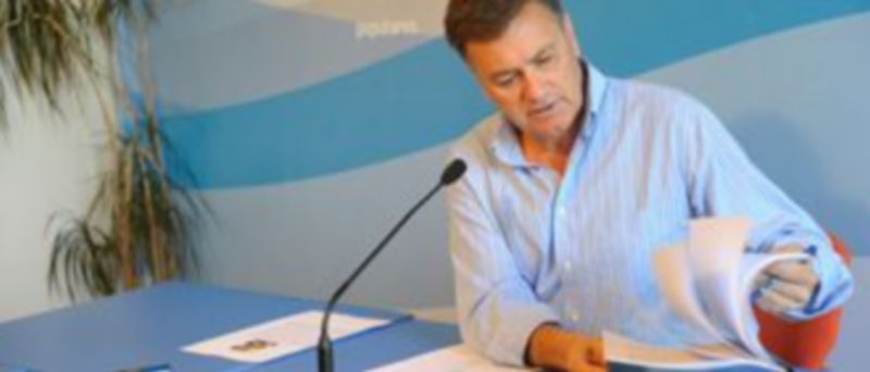 El senador Francisco Vázquez criticó los “incumplimientos e improvisación” del gobierno socialista con Segovia. / Kamarero