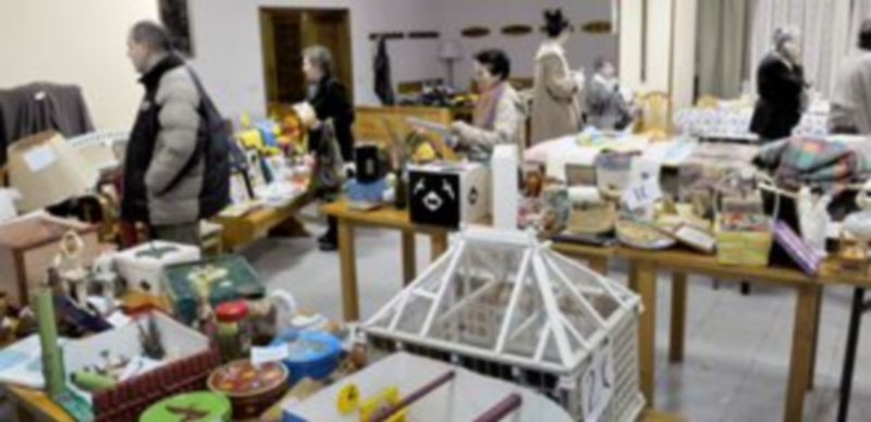 Exposición de regalos que han sido donados para recaudar fondos con fines solidarios. / Kamarero