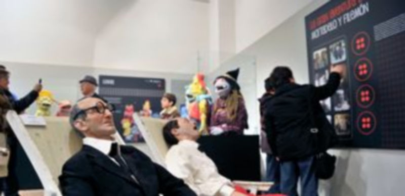 Ciudadanos pasean entre los muñecos expuestos. En primer término