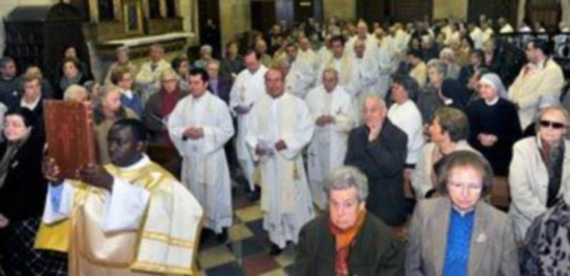 Cerca de un centenar de sacerdotes asistieron a la Misa crismal