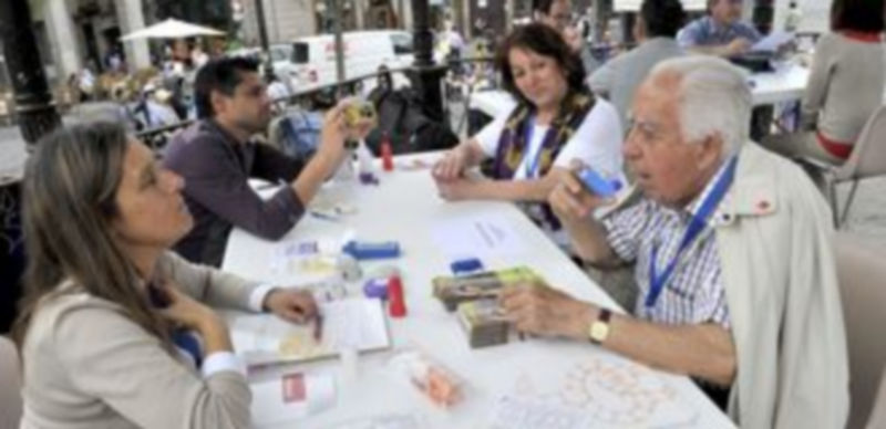 Los médicos atendieron en el quiosco las consultas de los ciudadanos relacionadas con problemas respiratorios. / Kamarero