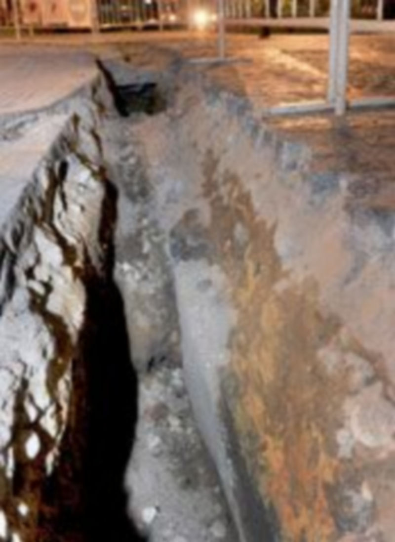 Al abrir la zanja se han hallado los restos de dos bóvedas del puente. / Kamarero