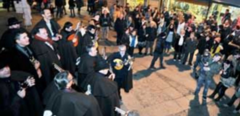 Un numeroso público se fue congregando ayer por las calles segovianas al paso de la Ronda. / Kamarero