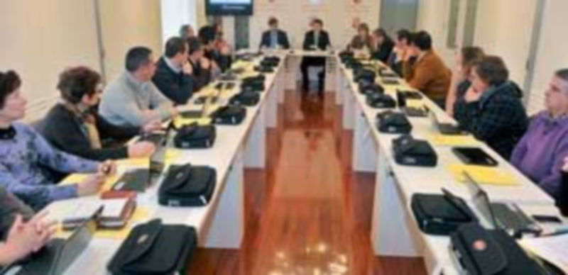 Los alcaldes aprendieron a utilizar los ordenadores portátiles gracias a un curso recibido en la Diputación. / Kamarero