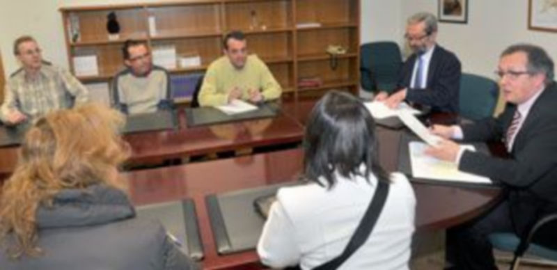 El delegado territorial de la Junta se entrevistó ayer con los responsables de la plataforma en Segovia./ El Adelantado