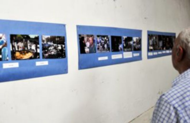 Local parroquial en el que se muestran imágenes de la Exposición de Fotografía de Mario Antón Lobo. / KAMARERO