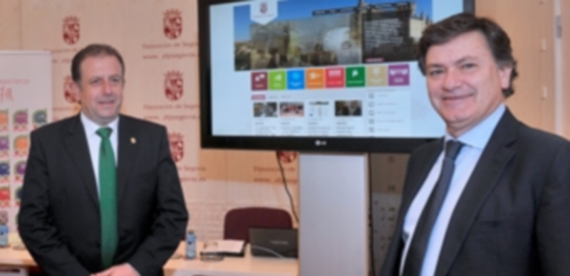 El presidente de la Diputación (d.) y el diputado de Promoción Económica (i.) presentaron la nueva web./ Kamarero
