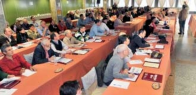 Imagen de los asistentes a las jornadas en las que se han analizado las nuevas amenazas que afectan a la cría de abejas. / K.