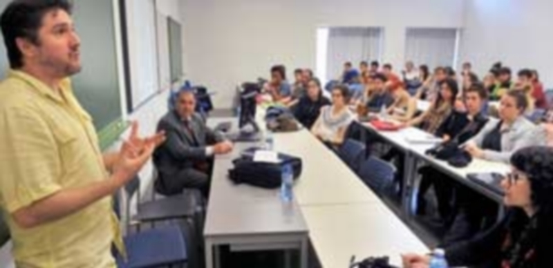 El corresponsal de TVE Óscar Mijallo explicó las dificultades que encuentran los periodistas en zonas de conflicto. / Kamarero