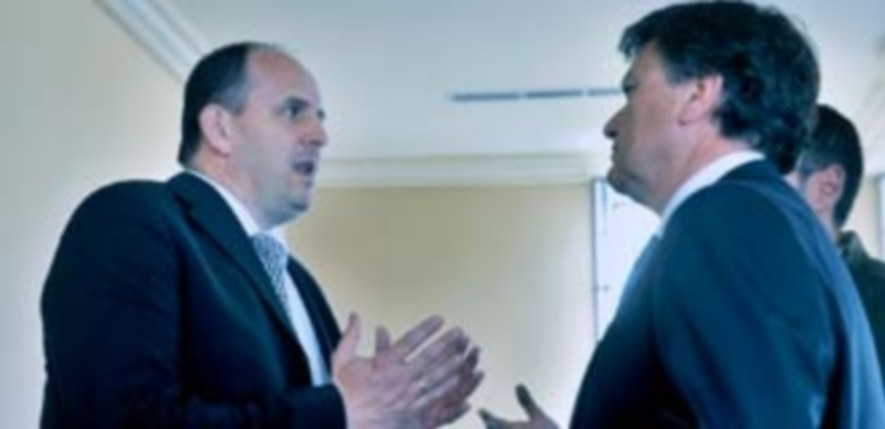 José Luis Aceves (izquierda) conversa con el presidente de la Diputación