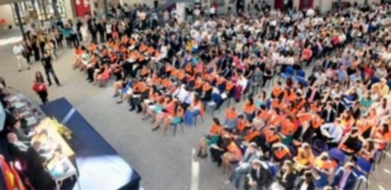 Más de 700 personas participaron ayer en la ceremonia de entrega de bandas y diplomas para los alumnos de cuatro carreras de la Facultad de Ciencias Sociales