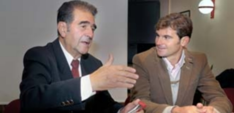 Eugenio de Mora junto al presentador del ciclo