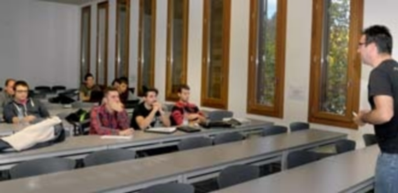 Inicio del primer encuentro del curso 2014-2015 de programadores que afrontan juntos retos de informático. / Kamarero