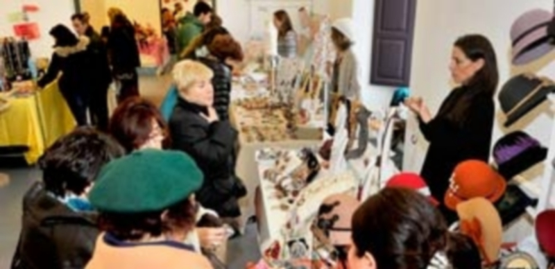 La feria permite a segovianos y turistas descubrir productos hechos a mano