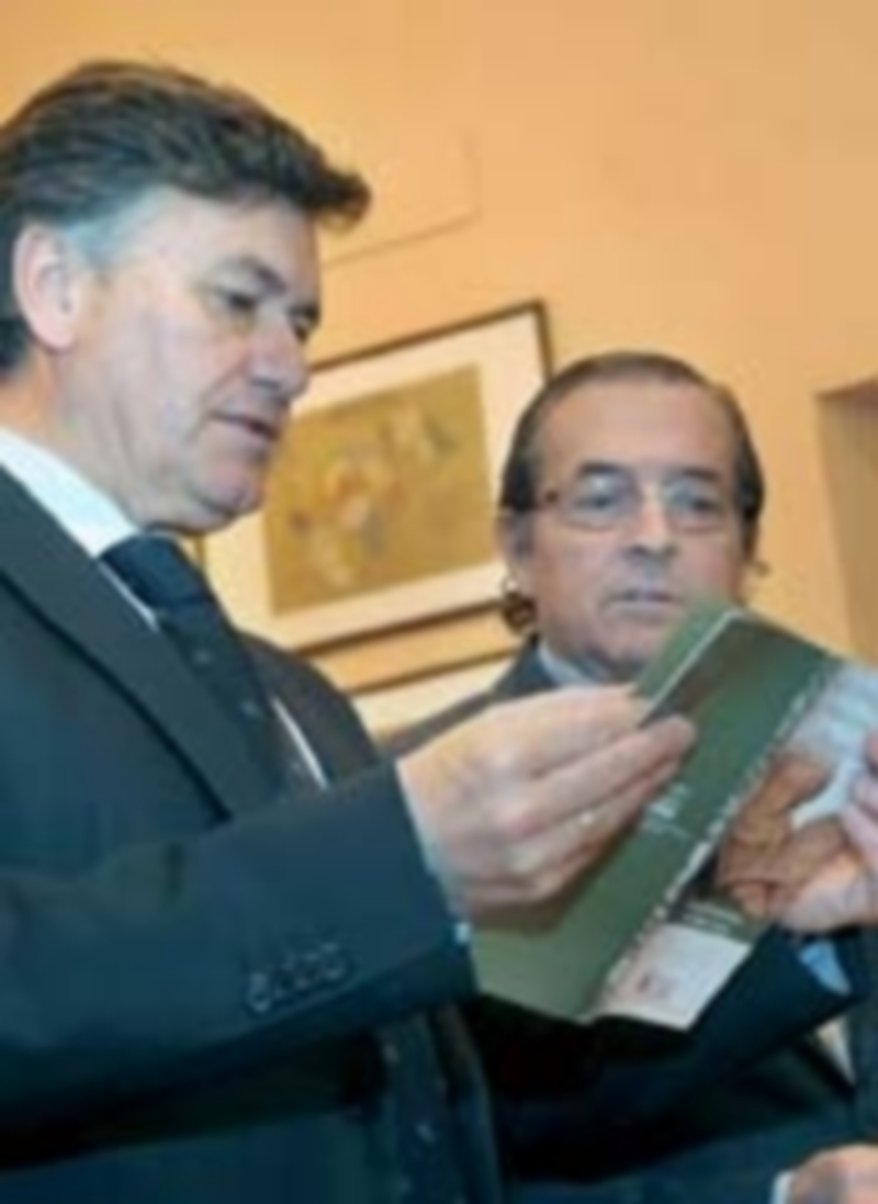 Vázquez y Monsalve repasan el programa de mano del ciclo. / Kamarero