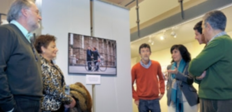 La exposición incorpora en Segovia una fotografía del exciclista Pedro Delgado