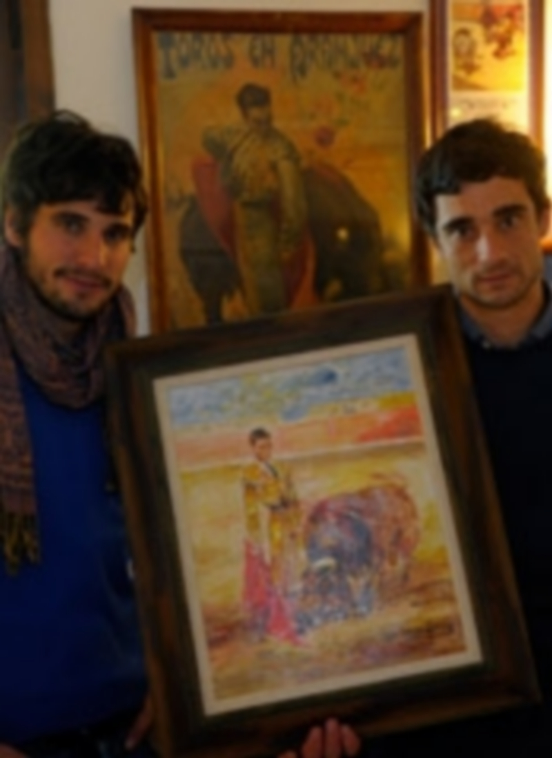 Paco Urueña con el óleo de Lope Tablada