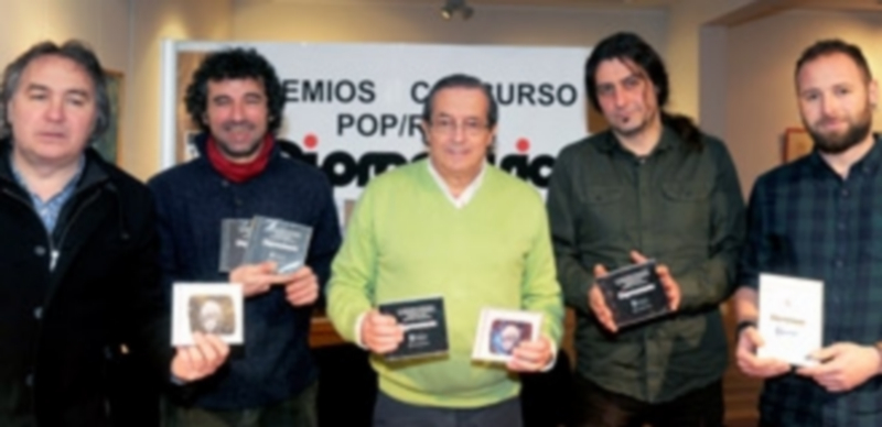 Marco Costa y José Carlos Monsalve posan con los discos