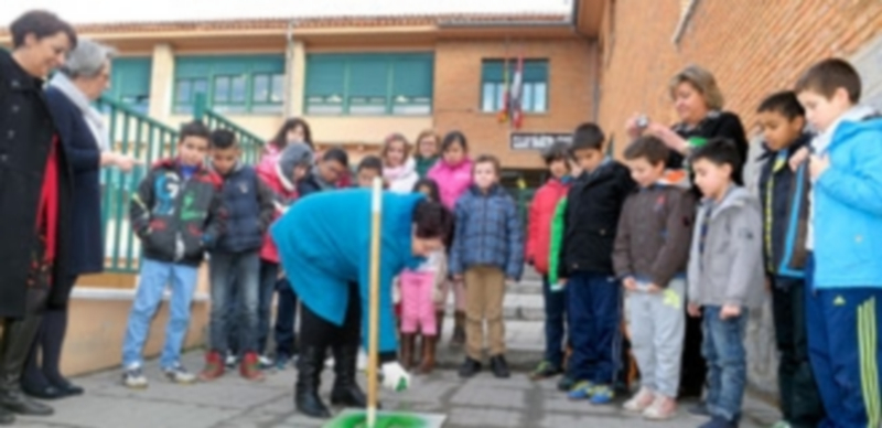 La alcaldesa marcó la primera señal del Camino Escolar que seguirán pintando los alumnos del ‘Martin Chico’. / Kamarero