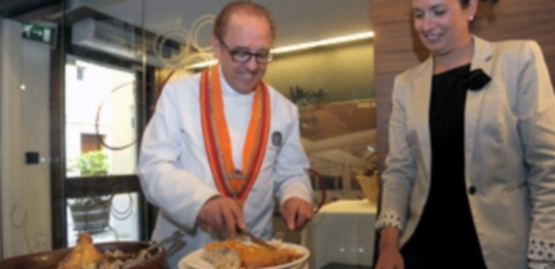 José María Ruiz presentó ayer en su restaurante esta nueva pieza. / Kamarero