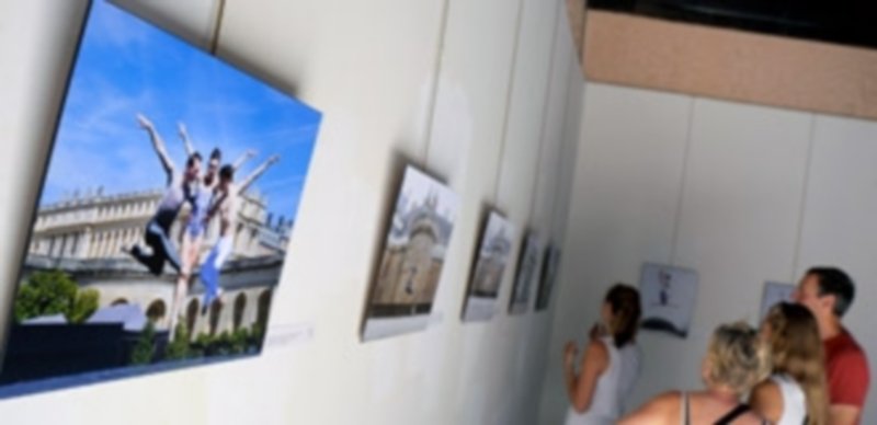 La exposición ‘La Danse ... ça turne’ cuenta con una serie de instantáneas realizadas por bailarines aficionados a la fotografía en diversos paisajes turísticos del mundo. / Kamarero