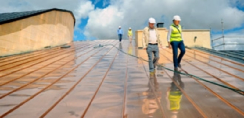 El equipo técnico mientras realizaba el simulacro hídrico sobre la cubierta de cobre del Conservatorio de Música. / Kamarero