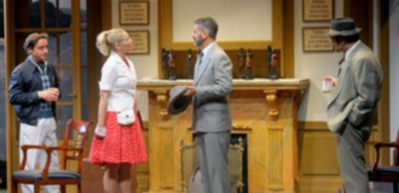 El salón de la mansión de los señores Owen sirvió como único y polivalente escenario de la cita de los personajes. / kamarero