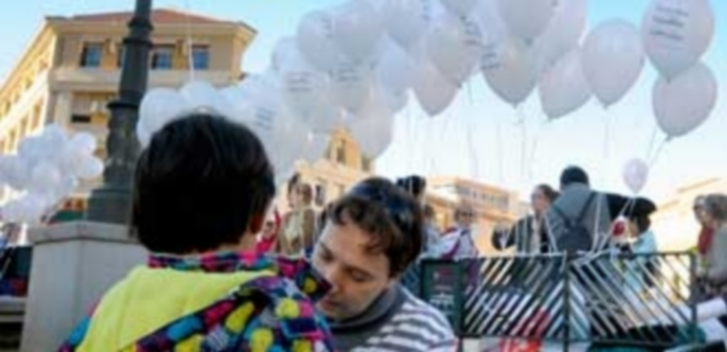 Suelta de globos blancos junto a la iglesia de San Millán / KAMARERO