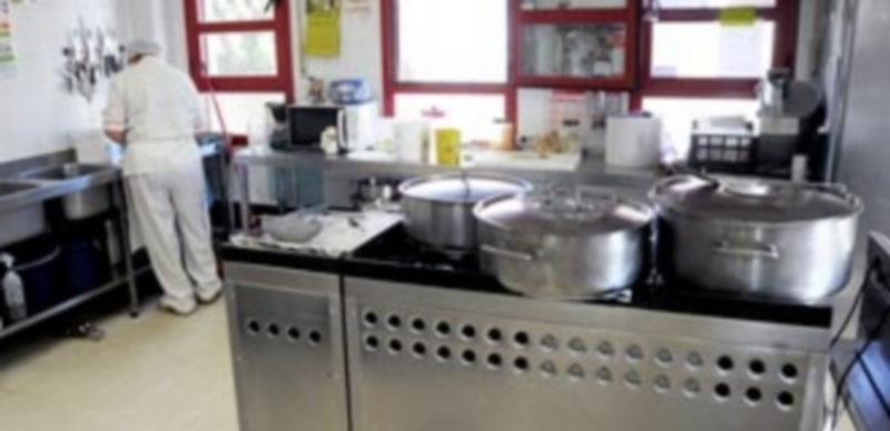 Cocina del comedor escolar de un centro educativo de la provincia de Segovia./ Kamarero