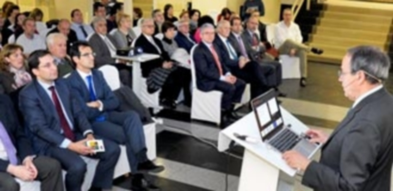 El economista Juan José Toribio expuso sus teorías sobre la economía actual ante decenas de empresarios. / Kamarero