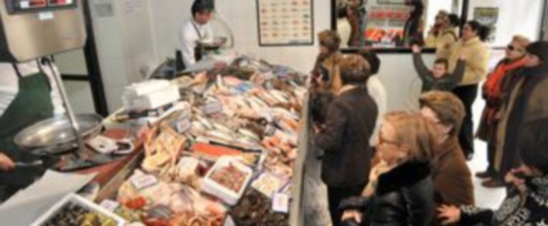 Muchas amas de casa hacían ayer la compra para la Nochebuena en las pescaderías segovianas. /KAMARERO