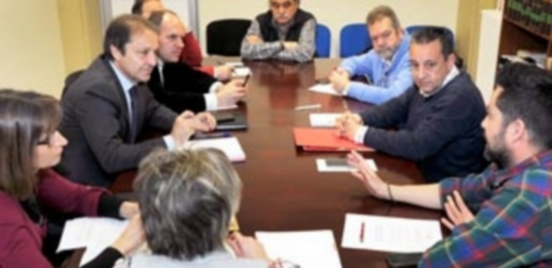 Los responsables de UGT Segovia recibieron a los parlamentarios socialistas en su sede. / KAMARERO
